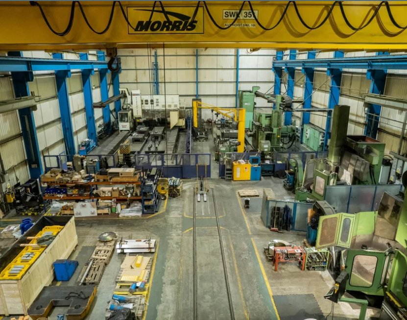 Machining floor with overhead travelling cranes